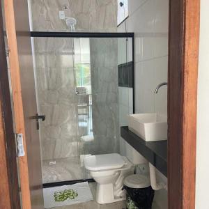 une salle de bains avec toilettes et lavabo dans l'établissement Apart Lua Cheia 2 quartos caminho das praias, à Itacaré