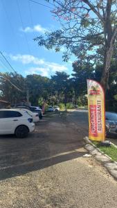 un panneau sur le côté d'un parking dans l'établissement Apart Lua Cheia 2 quartos caminho das praias, à Itacaré 4 autres photos