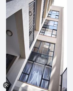 ein Gebäude mit Glasfenstern an der Seite in der Unterkunft Betty Homes in Nairobi