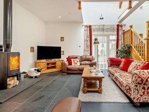 a living room with a couch and a tv at 4 Bed in Cray 82529 in Cray