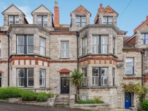 une vieille maison en briques avec de nombreuses fenêtres dans l'établissement 5 Bed in Swanage DC060, à Swanage