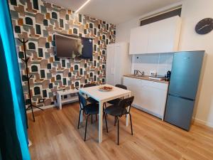 a small kitchen with a table and chairs in a room at MAISON PALMENTELLo 3 in Forza dʼAgro