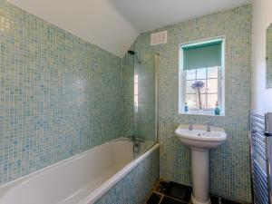a bathroom with a sink and a bath tub and a sink at 3 Bed in Corfe Castle 78831 in Corfe Castle +13 photos