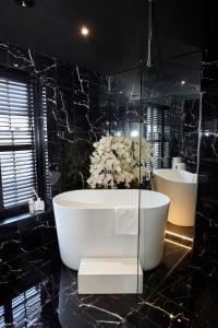 Vannituba majutusasutuses Gilbertson House-York-luxury-sleeps 7 with hot tub +50 fotot