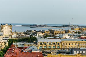 Blick auf eine Stadt mit Gebäuden und Wasser in der Unterkunft NIZAMI STREET ViP PRESTIGE APARTMENT in Baku