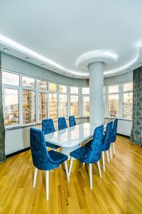 バクーにあるNIZAMI STREET ViP PRESTIGE APARTMENTの会議室(テーブル、青い椅子付)