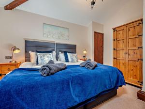 Postel nebo postele na pokoji v ubytování 2 Bed in Newquay TREBU