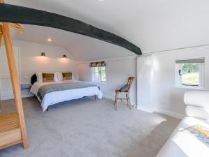 a bedroom with a bed and a chair in a room at 3 bed property in Battle 78651 in Brightling