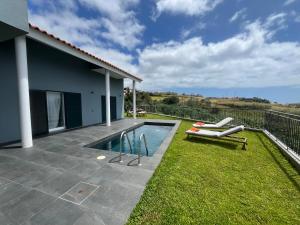 Swimmingpoolen hos eller tæt på Sunset Cottage