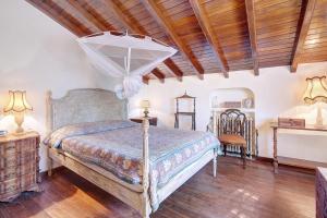 a bedroom with a bed and a wooden ceiling at 30min from beach Seclueded House with pool Quinta La Rabide in Azeitao +20 photos