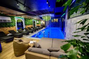 a swimming pool with couches and a couch at Aqua Lux apartmani in Vršac
