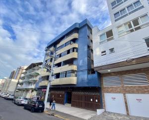 a blue building on the side of a street at Acesso a tudo no centro e 6min a pé do mar in Capão da Canoa