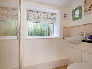 Un baño con ducha, inodoro y ventana. en 4 bed in Acton 76659, en Langton Matravers 13 fotos más