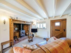 a living room with a couch and a fireplace at 1 Bed in Evesham 55177 in Bretforton