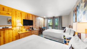 Truckee-Tahoe AirportCozy Northstar Village Escape w Forest Views Easy Lift Access Alpenglow Vista by AvantStay的有两张床和一台电视的酒店房间