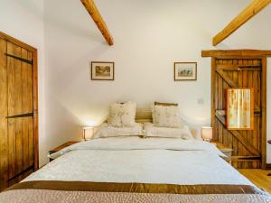 Postel nebo postele na pokoji v ubytování 2 Bed in Brampton 73578