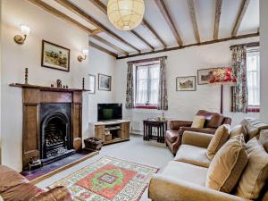 a living room with a fireplace and a tv at 2 bed in Pencelli BN281 in Llanhamlach
