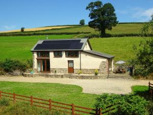 Bishops Nymptonにある2 Bed in South Molton 88992の田地に太陽光パネルを敷いた家