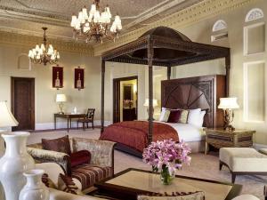 une chambre avec un lit à baldaquin et un salon dans l'établissement Sofitel Bahrain Zallaq Thalassa Sea & Spa, à Manama 130 autres photos