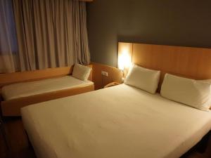 Katil atau katil-katil dalam bilik di Ibis Girona +92 gambar