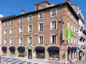 a large brick building on the corner of a street at ibis Styles Macon Centre in Mâcon