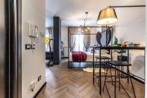 佩鲁贾Tentazioni Nascoste - Affitti Brevi Italia的一间有床、桌子和椅子的房间