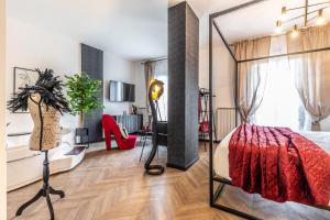 佩鲁贾Tentazioni Nascoste - Affitti Brevi Italia的一间卧室配有红色的床和镜子