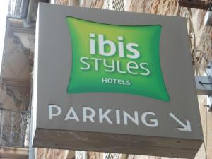 Un cartel en un edificio con las palabras "Sus ciudades estacionamiento" en ibis Styles Macon Centre, en Mâcon