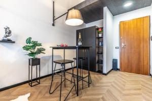 佩鲁贾Tentazioni Nascoste - Affitti Brevi Italia的房间里有一张桌子和两把凳子的酒吧 更多31张照片