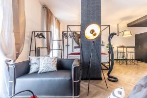 佩鲁贾Tentazioni Nascoste - Affitti Brevi Italia的客厅配有蓝色的沙发和落地灯