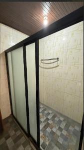 Cette chambre dispose de portes vitrées et de carrelage. dans l'établissement Panglao Haven, à Panglao 13 autres photos