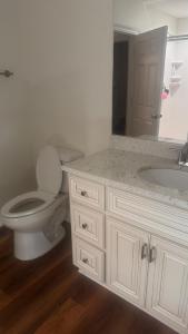 Koupelna v ubytování Gulfport home great for families + 2 fotografie