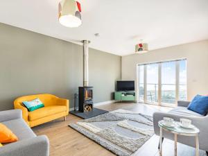 ein Wohnzimmer mit Couch und Kamin in der Unterkunft 4 Bed in Aberdovey 87586 in Aberdyfi