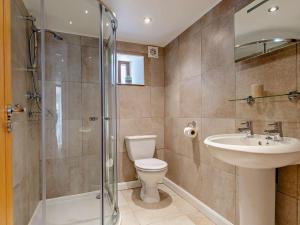 Un baño con inodoro, lavabo y ducha. en 2 Bed in Osmotherley 64413, en Osmotherley 11 fotos más
