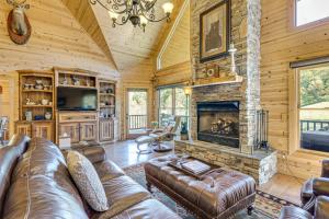 Χώρος καθιστικού στο Hayesville Cabin with Game Room and Mtn Views!
