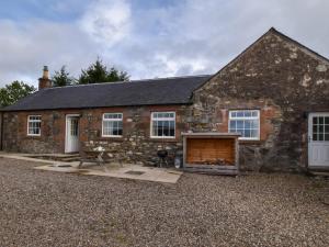a large stone house with a large garage at 2 Bed in Kirriemuir 80719 in Pearsie