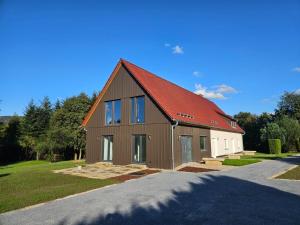 a large house with a red roof at 4-Steine-Blick, Wohnung 2 in Schöna +1 photo