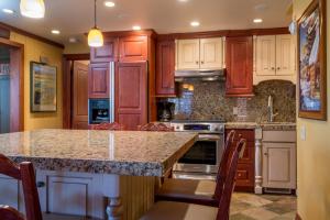 Una cocina con gabinetes de madera y encimera de granito. en Villager - 1218 at Sun Valley, en Sun Valley