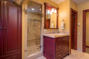 un baño con ducha y lavabo en Villager - 1218 at Sun Valley, en Sun Valley 8 fotos más