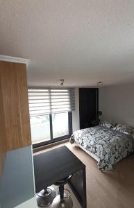 Una cama o camas en una habitación de Dpto homestudio conce centro