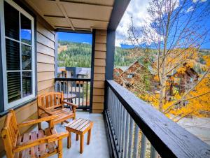 a balcony with benches and a view of the mountains at Dakota Lodge 8503 by SummitCove Lodging in Colorado in Keystone