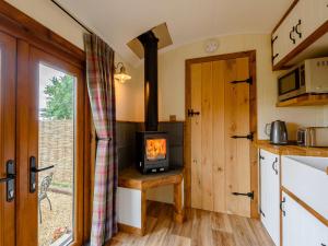 Kuchyň nebo kuchyňský kout v ubytování 1 Bed in Freshwater East 89099