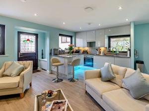 Una sala de estar con un sofá y una cocina. en 1 Bed in St Monans 85554, en Saint Monance