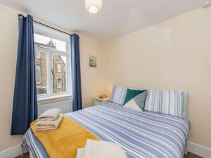 イーストボーンにある2 Bed in Eastbourne EHC06のベッドと窓のある寝室