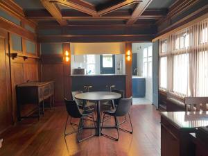 TV a/nebo společenská místnost v ubytování The Algonquin Residence + 9 fotografií