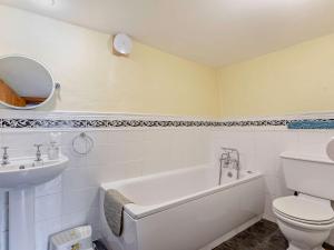 un bagno con vasca, WC e lavandino di 3 Bed in Ilfracombe GRAIC a West Down Altre 13 foto