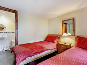 una camera da letto con due letti e uno specchio di 3 Bed in Ilfracombe GRAIC a West Down