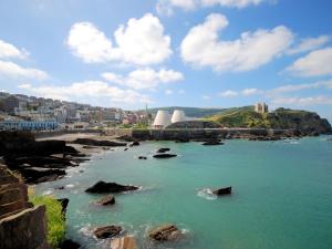 un bacino d’acqua con spiaggia e edifici di 3 Bed in Ilfracombe GRAIC a West Down