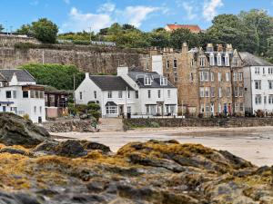 un grupo de casas en la orilla de una playa en 1 Bed in Kinghorn 47388, en Kinghorn