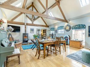 Televiisor ja/või meelelahutuskeskus majutusasutuses 2 Bed in Ednaston 89339